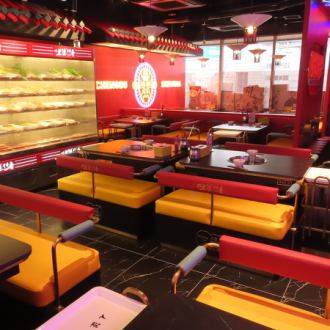 【貸切も随時承っております。本場を思わせる広々とした店内】全部で44席ある店内は、様々な人数に対応しております。記念日やデート、各種宴会など用途も多種多様♪40名様以上で貸切も可能！　人数、料金などお気軽にお問い合わせください◎ご予約の際は24時間受付可能なネット予約がおすすめです。