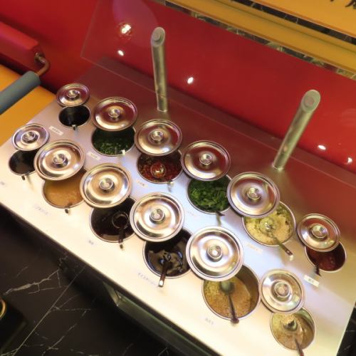 【豊富な薬味も無料です】