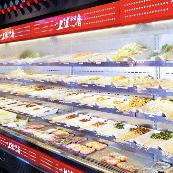 【具材の組み合わせは無限に♪】まずはお好みのスープを注文。次は１００種類以上ある串棚からお好きな具材を取っていき、お席に戻りオリジナルの鍋料理を完成させてください◎具材は1本80円(税別)！新鮮な野菜と肉厚のお肉はどんなスープにも合います♪