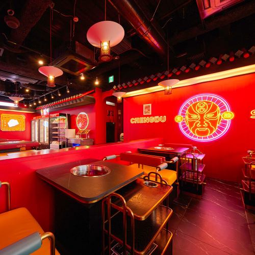 【餐桌座位】提供2人桌和4人桌。它有靠背,所以你可以坐得很舒服。