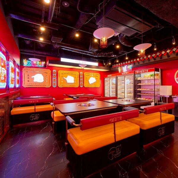 [我们也接受任何时间的私人预订。]宽敞的餐厅，让您尽享地道氛围：餐厅共有 44 个座位，可容纳不同数量的客人。请将其用于宴会、酒会、周年纪念、约会等各种用途。♪ 也可供40人以上的团体租用。◎ 有关人数、价格等事宜，请随时与我们联系。◎ 预订时，我们建议使用24小时开放的在线预订系统。