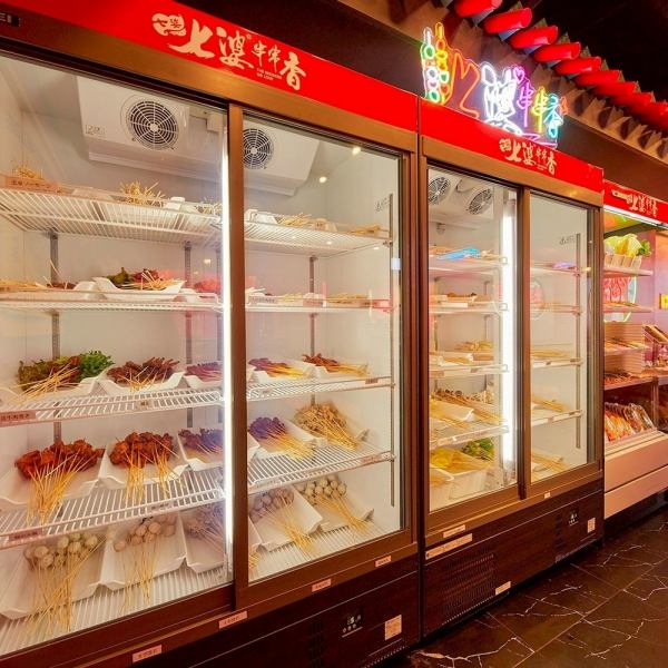 【食材组合无穷无尽！】首先，点一份您最爱的汤底，然后从超过百种食材的货架上挑选您心仪的配料！回到座位，打造属于您自己的专属火锅！每串仅需99日元！新鲜蔬菜和厚实肉块与任何汤底都相得益彰！是派对、酒会、迎宾/告别宴以及在涩谷招待宾客的完美之选！