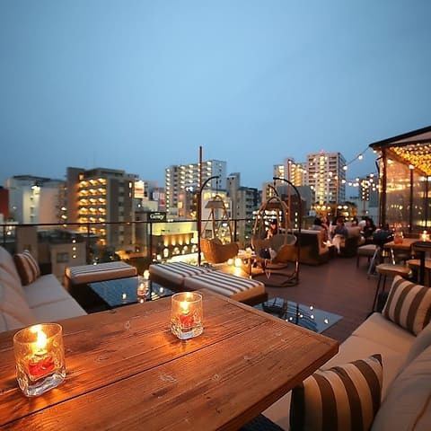 デートや友人とのシーンにも最適な大人気ビアガーデン！駅近で集合解散も楽々◎自慢のBBQをぜひでお楽しみください！夏空の下で楽しむお酒は最高です！