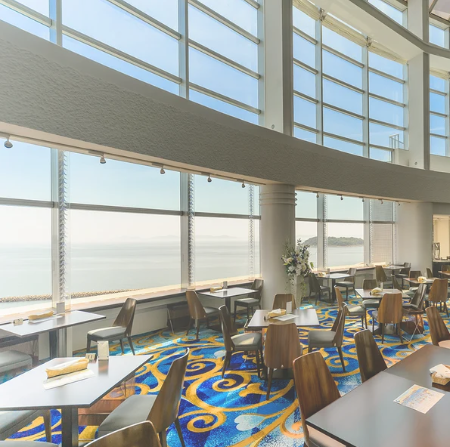 海を望む絶景の中で、豊かなビュッフェをお楽しみいただけます♪