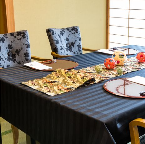 【個室席完備】プライベートな空間でのお食事をご希望のお客様には、8名様用の個室が2部屋、そして16名様用の個室が1部屋ございます。たいへん人気のお席となっておりますので、お電話にてお早めにご予約くださいませ。お問い合わせお待ちしております。