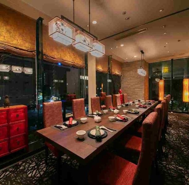 モダンで上質な雰囲気漂う店内。ご接待などのビジネスシーンやご夫婦、恋人同士でのお祝いなどのプライベートまで、様々なシーンでご利用いただけます。モダンな店内で優雅な時間をお過ごし下さい。