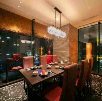 上質な雰囲気の5名～6名様のテーブル個室は2席ございます。テーブル個室は繋げると最大14名様までのご利用が可能な広々とした開放的なお部屋です。ご結納、お顔合わせや、お誕生日、記念日のお祝いなど、大切な日を趣ある個室でごゆったりとお過ごし下さい。