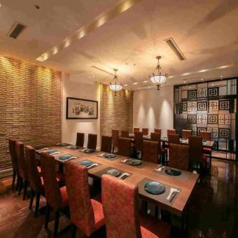 ご宴会個室席は最大で24名様までのご利用が可能です。（15名様以上でのご予約にて個室での利用となります）　部署でのお疲れ会などの少人から大人数グループでの飲み会、普段使いのお食事まで幅広くお使い頂けるお席です。