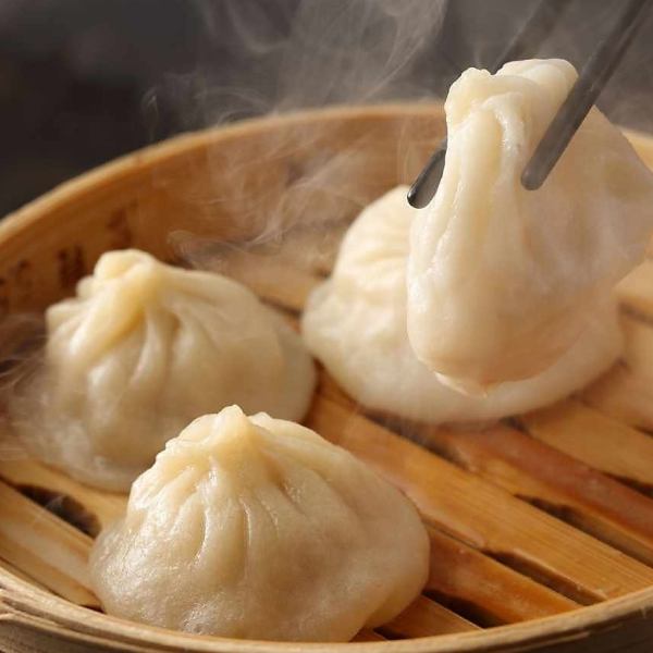 【人気】小籠包(4個) 点心とは心に"点"を打つ食べ物。ひと口におもてなしの心が宿ります。