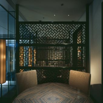 2名～3名様テーブル半個室は1席、2～4名様テーブル半個室は3席ございます。ご接待などのビジネスシーンやご夫婦、恋人同士でのお祝いなどのプライベートまで、様々なシーンでご利用頂けるお席です。