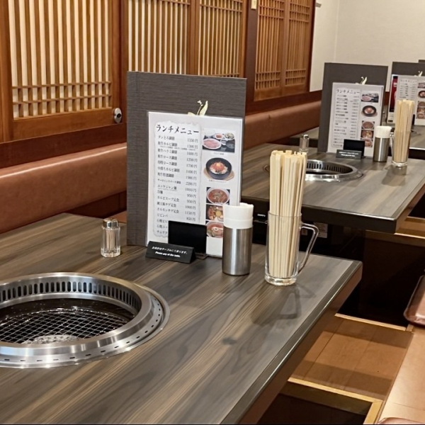 【団体様に大人気！座敷あります】ゆっくりとお食事を楽しみたい方のために座敷もご用意しております◎　最大20名様までも対応可能です。ゆったりくつろぎながらの空間での焼肉はワンランク上のお時間となることでしょう。　人気で埋まりやすいのでお早めにご予約ください♪