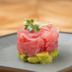 マグロとアボカドのタルタル