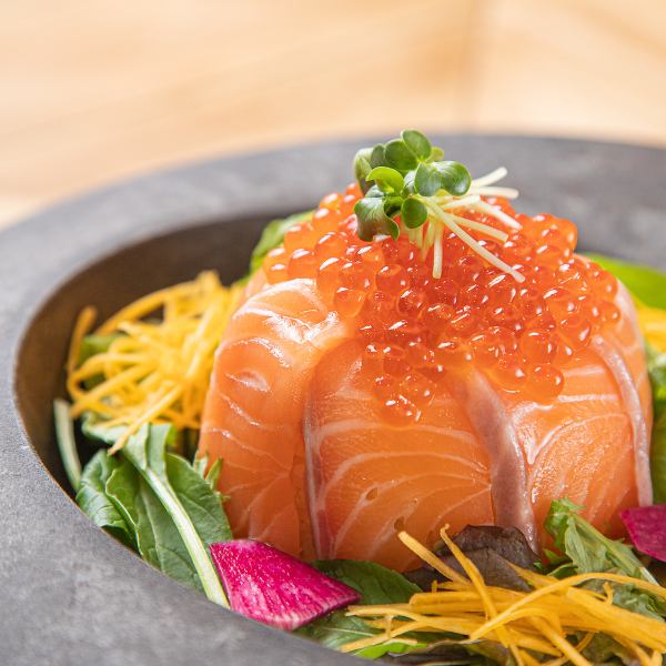 【口の中でとろける脂と弾ける旨み生サーモンといくらどん ！サーモンといくらの贅沢な親子共演】