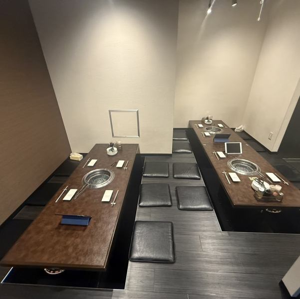 靴を脱いでくつろげる掘りごたつスタイルの個室空間。仕切りがしっかりあるため、周囲を気にせずゆったりと食事を楽しめます。