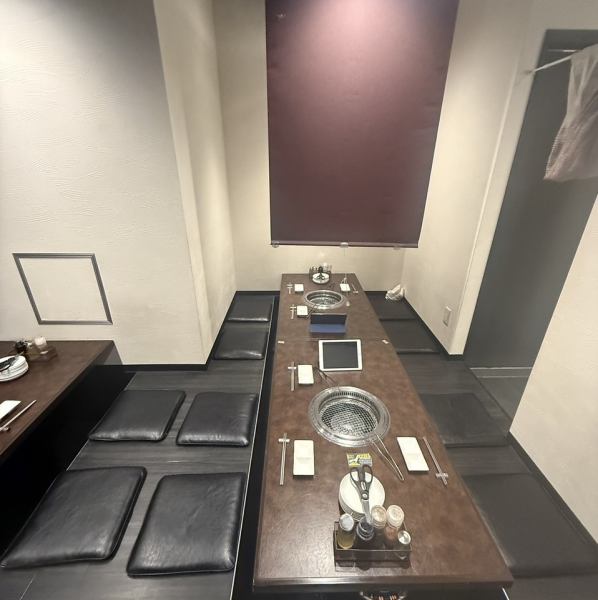 ゆったりとした掘りごたつ席は、落ち着いた照明と高級感ある内装が魅力。プライベート感もあり、接待や家族の集まりにも最適です。