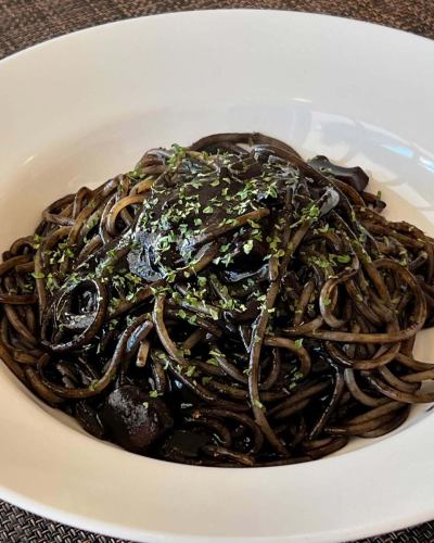 Today is my day off. I'm going to take my daughter to the hospital and school, then I'll renew my driver's license.

Time is tight

I will be going to the hospital several times this week and next week for tests.

The photo shows squid ink pasta. I make this whenever I come across firefly squid.

Please make your reservation online

You can make a reservation through Tabelog or Hot Pepper.