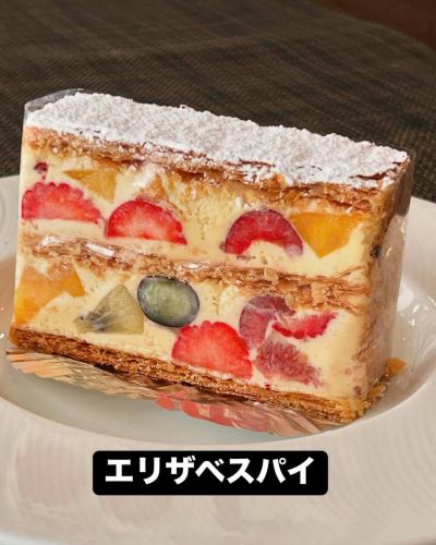 おはようございます

ナポレオンパイは終了しました

次回からエリザベスパイに変わります

ゴールデンウィーク明けからの提供になります

白いちごのタルトも無くなり次第終了です

タルトやクレームブリュレは日替わりなので何が出るかはお楽しみです

写真はイートイン専用のドレッセです

コース料理のデザートとしてか1ドリンクの注文で店内で食べられます

店内で食べる時はフルーツ　アイスクリーム　ソースが付きます

デザートはランチタイムかディナータイムで食べられます

コース料理は2700〜のプリフィクスコースか1日前までの完全予約制の8000のシェフお任せフルコースの２種類用意しています

アラカルトはデザートのみ用意していますが1ドリンク制です

デザートは850円＋1ドリンクの注文でお願いします

ディナーは食前の1ドリンク制です

ワイン　クラフトビール　ノンアルコール　ソフトドリンクなど用意しています

予約制ではありませんが予約してもらえるとスムーズに提供できます

15：30〜17：45は休憩時間です

11：30〜の営業です

11：00〜はケーキの取り置きがある場合は店舗開きますが基本は11：30〜のランチタイムからの営業です

駐車場は5台分用意していますがお一人1台での来店は極力避けて乗り合わせにご協力ください

駐車場が埋まっている場合は近くのコインパーキングをお知らせします

ランチ　ディナーの予約は24時間予約受付中のネット予約でお願いします

食べログかホットペッパーからネット予約できます

0120 050  0800などの明らかな業者からの営業電話は着信拒否にしていますので電話はかけてこないでください

電話は忙しい時や買い出し中　仕込み中　定休日にはつながらない事が多いです

ご了承ください

本日も来店お待ちしています

#リーヴルディマージュ
#名古屋
#天白区
#天白区原
#天白区フレンチ
#天白区ビストロ
#天白区ケーキ屋
#天白区ランチ
#天白区ディナー
#天白区グルメ
#名古屋フレンチ
#名古屋ビストロ
#名古屋ケーキ屋
#名古屋グルメ
#ネット予約
#ネット予約できます
#ホットペッパー
#食べログ
