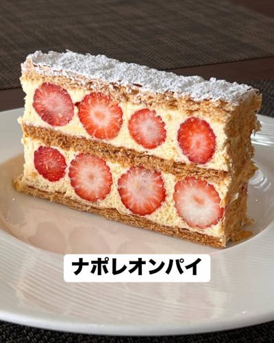 おはようございます

ナポレオンパイは終了しました

次回からエリザベスパイに変わります

ゴールデンウィーク明けからの提供になります

白いちごのタルトも無くなり次第終了です

タルトやクレームブリュレは日替わりなので何が出るかはお楽しみです

写真はイートイン専用のドレッセです

コース料理のデザートとしてか1ドリンクの注文で店内で食べられます

店内で食べる時はフルーツ　アイスクリーム　ソースが付きます

デザートはランチタイムかディナータイムで食べられます

コース料理は2700〜のプリフィクスコースか1日前までの完全予約制の8000のシェフお任せフルコースの２種類用意しています

アラカルトはデザートのみ用意していますが1ドリンク制です

デザートは850円＋1ドリンクの注文でお願いします

ディナーは食前の1ドリンク制です

ワイン　クラフトビール　ノンアルコール　ソフトドリンクなど用意しています

予約制ではありませんが予約してもらえるとスムーズに提供できます

15：30〜17：45は休憩時間です

11：30〜の営業です

11：00〜はケーキの取り置きがある場合は店舗開きますが基本は11：30〜のランチタイムからの営業です

駐車場は5台分用意していますがお一人1台での来店は極力避けて乗り合わせにご協力ください

駐車場が埋まっている場合は近くのコインパーキングをお知らせします

ランチ　ディナーの予約は24時間予約受付中のネット予約でお願いします

食べログかホットペッパーからネット予約できます

0120 050  0800などの明らかな業者からの営業電話は着信拒否にしていますので電話はかけてこないでください

電話は忙しい時や買い出し中　仕込み中　定休日にはつながらない事が多いです

ご了承ください

本日も来店お待ちしています

#リーヴルディマージュ
#名古屋
#天白区
#天白区原
#天白区フレンチ
#天白区ビストロ
#天白区ケーキ屋
#天白区ランチ
#天白区ディナー
#天白区グルメ
#名古屋フレンチ
#名古屋ビストロ
#名古屋ケーキ屋
#名古屋グルメ
#ネット予約
#ネット予約できます
#ホットペッパー
#食べログ