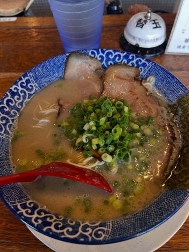 I never thought the heat would affect my body this much💦

My physical strength is declining rapidly, so it's difficult to work for long periods of time.

Lately, it's hard to finish even this bowl of ramen.

Before, it was normal to order three extra bowls of noodles.

I'm lacking in stamina and suffering from summer fatigue.

That's tough 😰