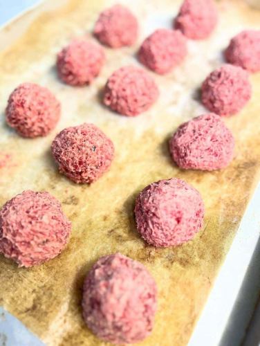 Livre de Image 是一家位于名古屋天白区的休闲法式餐厅。
本周四,11月6日,我们将暂停营业。
我们今天正常营业,但是没有晚餐预订,所以提前关门了。
我学会了如何购物和做饭。
我们学到的这些菜肴将在圣诞节以图文并茂的形式呈现。
照片上展示的是主菜肉类菜肴。
这是一道用松露制成的牛排汉堡,但它被做成了名为“pane”的肉饼,并配以松露酱。
当目前 2700 日元套餐中的一道主肉菜吃完后,情况就会有所改变。
前菜的主菜是鱼类菜肴。肉类菜肴有多种选择,请选择您喜欢的。
我们选用家中常见的食材,运用法国烹饪技法,创造出非凡的菜肴,为您带来只有在餐厅才能体验到的匠心独运和独特风味。
8000日元的厨师精选套餐采用优质食材,菜品丰富,每份分量较小,仅接受预约。
圣诞节从12月20日持续到25日,期间供应午餐和晚餐。
以意面或烩饭为主菜的便餐套餐,1500日元
套餐包含开胃小菜、主菜和甜点,价格为 2700。
我们提供三种套餐,包括厨师精选套餐,价格为 8,000 日元,仅限预约。
随时接受预订,但座位订满后将停止预订。
离出版还有很长一段时间,所以请慢慢考虑,如果你喜欢的话,可以把《图像之书》记在心里。
我们期待您从明天开始的预订。
在线预订很方便
点击 Instagram 上的链接将直接带您进入 Tabelog 或 Hot Pepper。
请通过电话或短信进行预订。
#Livredimage
#名古屋
#天博区
#天博区原
#天博区法语
#天博区小酒馆
#天博区蛋糕店
#天白区糕点店
#天白区咖啡厅
#天pakuku午餐
#天博区晚餐
#天白区美食
#天白区休闲法式
#天白区法式小酒馆
#休闲法语
#法式小酒馆
#蛋糕店
#糕点
#咖啡店
#圣诞节
#诺埃尔
#法国美食