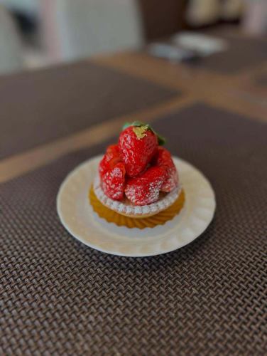 お値打ちでボリューム満点のフランス料理店

リーヴルディマージュです。

11月のご来店ありがとうございました。

今年も12月を残すのみとなりました。

ショーケースの中もいちごのケーキが増えてきているので華やかになっていきます。

デザートでもいちご仕様の物が出ますのでお楽しみに！

12月のご予約もありがとうございます。

クリスマスケーキ　ランチ　ディナーのご予約も承っております。

席の確保はお早めのご予約をお勧めしております。

年末年始も普段と同じように定休日は月曜日と第一日曜日で特に変わりはありません。

大晦日も元旦も普段通りの営業スタイルですのでお気軽にご利用ください。

天白区近郊にお越しの際は是非お寄りください。

リーヴルディマージュは予約無しでも食事できる天白区のフランス料理店です。

沢山のご来店お待ちしています。

#リーヴルディマージュ 
#名古屋
#天白区
#天白区原
#天白区ランチ
#天白区ディナー
#天白区グルメ
#天白区フレンチ
#天白区ビストロ
#天白区ケーキ屋
#天白区パティスリー
#クリスマスケーキ
#クリスマスランチ
#クリスマスディナー
#予約受け付け中