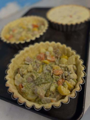 一家物美价廉、分量十足的法式餐厅。
这是《图像书》。

它可以作为基础套餐的开胃菜，价格为 2,970 日元。

“冈崎王汉乳蛋饼”

我们将用黄油煎过的冈崎王男鸡腿肉与 10 多种蔬菜混合，浇上用冈崎王男优质流心鸡蛋制成的面糊，然后烘烤。

其他菜肴包括用海带腌制的白鱼（如鲈鱼或鲭鱼）刺身沙拉，以及配有大量海鲜的法式茶碗蒸（蒸蛋羹）。

如果您在天白区附近，请顺道过来看看。

Livre d'Image 是一家位于天白区原町的法国餐厅，无需预约即可用餐。

我们期待着您的光临。