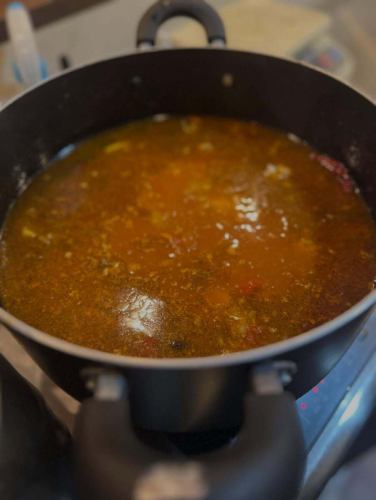 我做了鱼汤。

将红鲷鱼、丝鳍金枪鱼、藏红花和茴香等香料、芳香蔬菜、白葡萄酒和西红柿一起炖煮，然后将所有食材和肉汤放入搅拌机中，仔细过滤，即可完成这道菜。

这是一碗浓郁的鱼汤。

所有套餐均配有汤，请尽情享用。

照片中，我试图重现我在法国时的风格。

如果您在天白区附近，请顺道过来看看。

Livre d'Image 是一家法国餐厅，无需预订即可用餐。

我们期待着您的光临。

#Livredimage
＃名古屋
#天博区
#天博区原
#天pakuku午餐
#天博区晚餐
#天白区美食
#天博区法语
#天博区小酒馆
#天博区蛋糕店
#天白区糕点店
#圣诞蛋糕
#圣诞午餐
#圣诞晚餐
＃圣诞节
现在开始接受预订
#拿破仑派