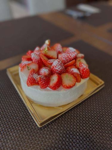 お手頃でボリューム満点の天白区のフランス料理店。

リーヴルディマージュです。

本日のバースデーケーキです🎂

お客様のご希望がいちご🍓のショートケーキでしたので

予算いっぱいのいちごたっぷり使いました。

ホールケーキは予約制ですのでご予約お待ちしています。

15センチ　4320円〈税込〉です。

ランチ　ディナーのご来店もお待ちしています。

天白区近郊にお越しの際は是非お立ち寄りください。

皆様のご来店心よりお待ちしております。