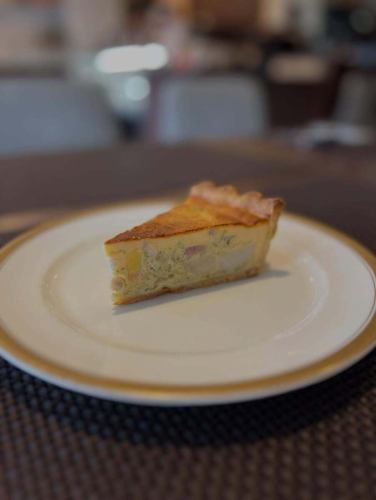 A French restaurant offering great value and generous portions.
This is Livre d'Image.

It can be enjoyed as an hors d'oeuvre with the basic course for 2,970 yen.

"Okazaki Ohan Quiche"

We combined butter-sautéed Okazaki Ohan chicken thigh with over 10 kinds of vegetables, poured a batter made with Okazaki Ohan's premium running eggs, and baked it.

Other dishes include a sashimi-style salad of white fish such as sea bass or mackerel marinated in kelp, and French-style chawanmushi (steamed egg custard) with plenty of seafood.

Please stop by if you are in the Tenpaku ward area.

Livre d'Image is a French restaurant in Hara, Tenpaku Ward, where you can dine without making a reservation.

We look forward to your visit.