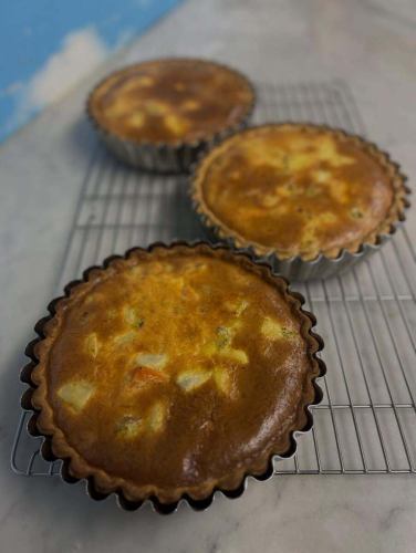 가격으로 볼륨 만점의 프랑스 요리점.
리브르디 마주입니다.

2970엔의 베이직 코스의 오드블로 드실 수 있습니다.

“오카자키 오우반의 키시”

오카자키 오우밥의 모모 고기 버터 소테에 10종류 이상의 야채를 합쳐 오카자키 오우반의 프리미엄 러닝에그로 만든 아파레이유를 흘려 넣어 구워 냈습니다.

이 밖에도 스즈키나 사와라의 다시마 조인 흰살 생선회 생선 샐러드나 해산물 가득한 프렌치풍 찻잔 찜 등도 준비하고 있습니다.

텐시쿠구 근교에 오실 때는 꼭 들러 주세요.

리브르디마주는 예약 없이도 식사를 할 수 있는 텐시쿠구하라의 프랑스 요리점입니다.

여러분의 내점 진심으로 기다리고 있습니다.