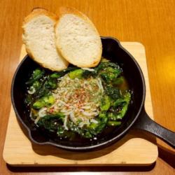 釜揚げしらすと旬菜のアヒージョ