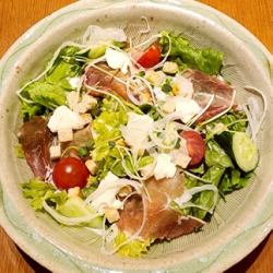 生ハムとクリームチーズのシーザーサラダ