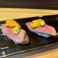 黒毛和牛ローストビーフ寿司　ウニのせ　(１貫）