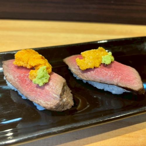 黒毛和牛ローストビーフ寿司　ウニのせ　(１貫）