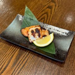 サーモンハラスの漬け焼き