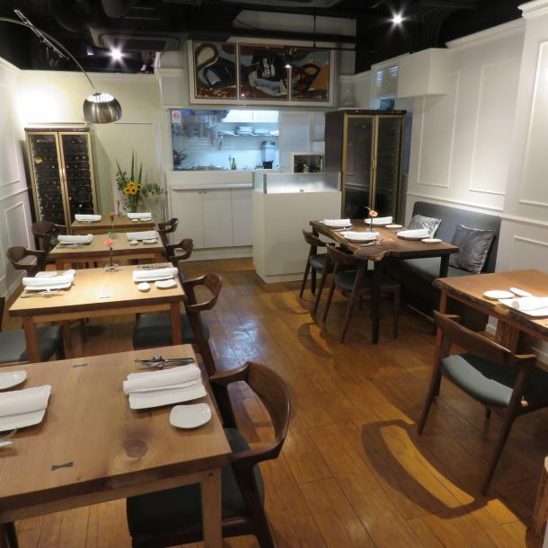 由秩父木制工匠Kumio Ushio先生制作的木制桌子，是由国产木材制成的桌子，如enjyu，山樱花，麻,,感觉善良，善良和温暖，充分利用每一个的特点。餐厅的内部拥有白色，轻松的欧洲风格氛围，您可以享用经典和现代的意大利美食。