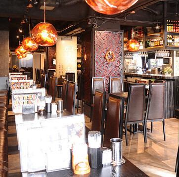 JR池袋駅北口より徒歩2分と好アクセスな当店。140席の開放的な空間にはゆったりお寛ぎいただけるテーブル席をご用意しております。