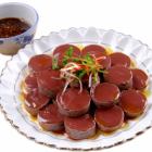 豚の血入り腸詰ニンニクタレ添え