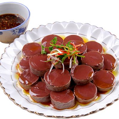 豚の血入り腸詰ニンニクタレ添え