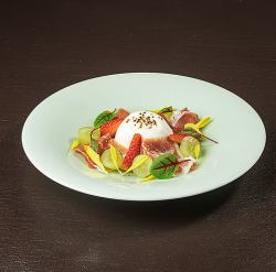 Burrata cheese assortment (prosciutto, strawberry, muscat)