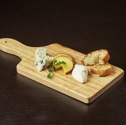 Cheese platter with baguette