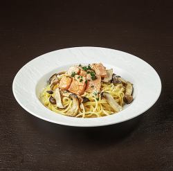 Salmon mushroom cream pasta