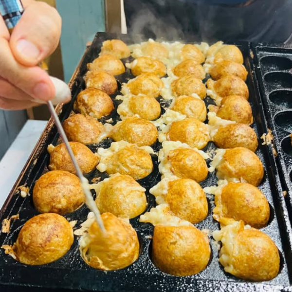 外はカリッと中はふわとろ！沖縄産の島ダコと、もずくを使った出汁にこだわった大玉たこ焼き