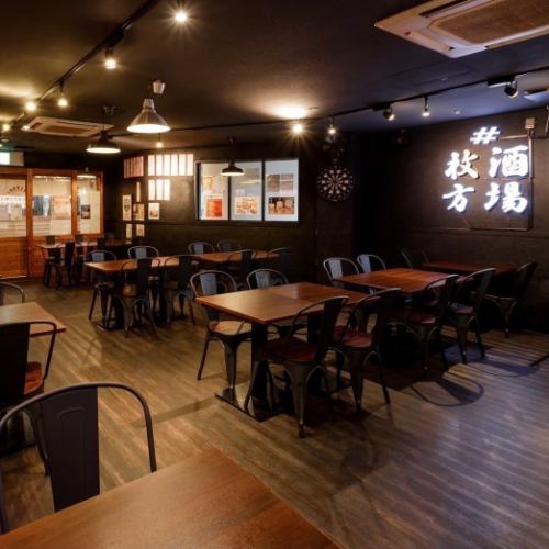 <p>新大正居酒屋因其怀旧的氛围和合理的价格而备受青睐,而且氛围轻松,让人很容易随时光顾。这款房车因其时尚的内外设计而深受女性喜爱,方便她们进出。它适用于各种场合,例如闺蜜聚会、约会或与好友小聚。也接受私人预订,平日最多可接待 25 位客人,周末(周五和周六)最多可接待 30 位客人。</p>