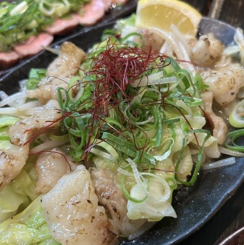 牛雜和高麗菜——佐以美味醬汁或鹽醬烤製——