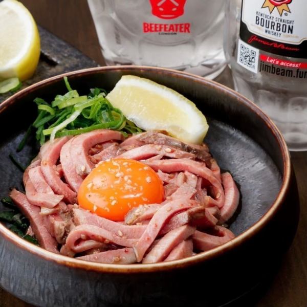 【看板商品】絶品牛タン！ユッケｏｒ刺身ｏｒタタキ、お好きな食べ方をチョイス♪