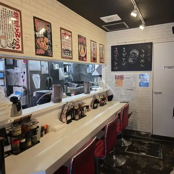 活気のある店内は、カウンター5席と2人掛けテーブル席を3卓ご用意しています◎ランチタイム・ご夕食や飲み会の〆にも大人気!☆おつまみメニューやサイドメニュー、酒類も豊富ですので、お仕事帰りのお食事やちょい呑み・サク飲みにもピッタリ!◎もちろんお食事にもご利用ください♪