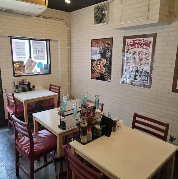 厨房からの熱気と活気が溢れている【カウンター席】 綺麗で清潔な店内~お一人様でも入りやすいお店です☆ランチや夕食の他、学校・会社帰りや飲んだ後の〆にいかがですか?お気軽にどうぞ!是非お好きな一杯を見つけて下さい♪厨房からの熱気と活気が溢れています。