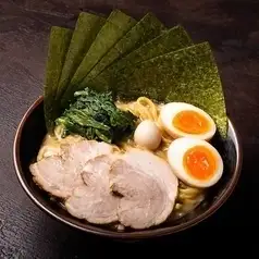 こだわりの厳選素材をじっくり炊いた「極上煮干しスープ」が自慢