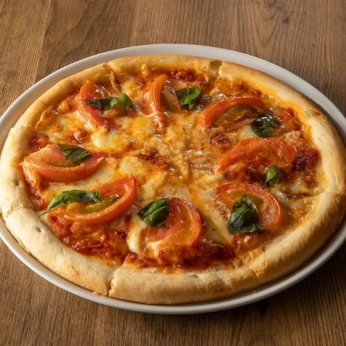A wide variety of popular pizzas and à la carte dishes are available.